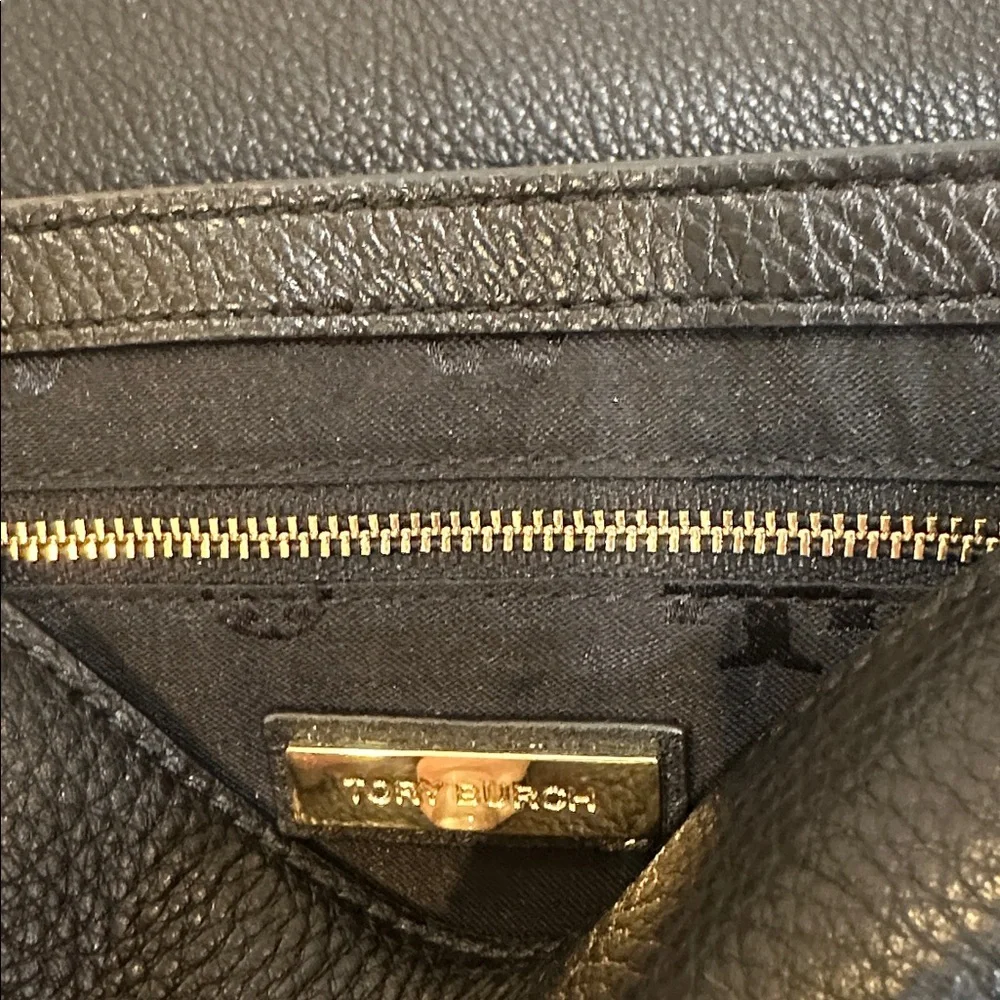 Tory Burch Logo Crossbody/Shoulder Black Pebbled Lather Bag withAdjustable Chain
